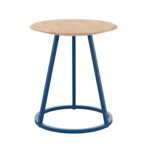 Le tabouret de bar Gustave, d'inspiration Eiffel, allie une structure métallique épurée à une assise en bois circulaire pour un poids étonnement léger. Assise : Chêne massif naturel. Piètement : Métal bleu mat.